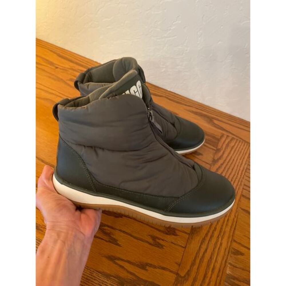 UGG Women's Lakesider Zip Ankle Boot size 9